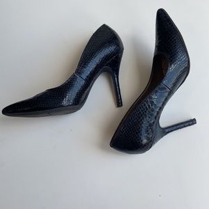 CLEARANCE** Sam & Libby snake skin look black pumps